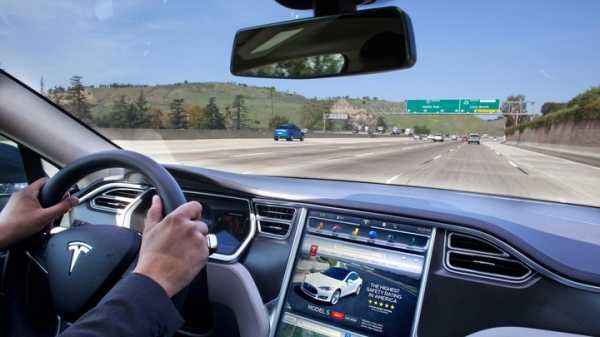Tesla расширяет тестирование "полного автопилота"