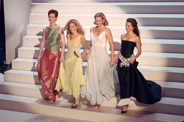 История одного модного выхода: как актрисы из "Секса в большом городе" повторили образы своих героинь на "Эмми" в 1999 году