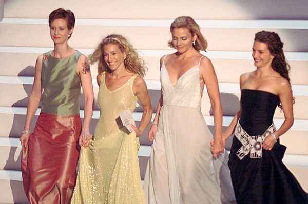 История одного модного выхода: как актрисы из "Секса в большом городе" повторили образы своих героинь на "Эмми" в 1999 году