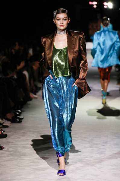 Неделя моды в Нью-Йорке: Джулианна Мур, Джиджи Хадид, Джоан Смоллс и другие на показе Tom Ford