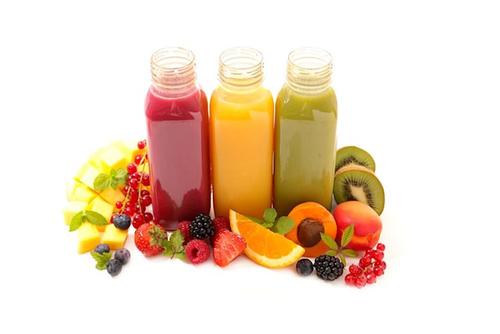 Диетолог Мелехина заявила, что из фруктов и овощей в процессе приготовления сока пропадают полезные вещества и волокна