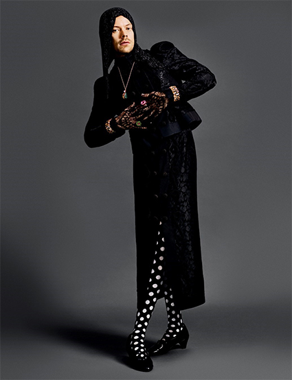 Гарри Стайлс позирует в корсете, юбке, цилиндре в новой фотосессии — и доказывает, что он звезда агендерной моды