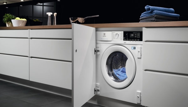 Встраиваемая стиральная машина в интерьере: виды, плюсы и минусы