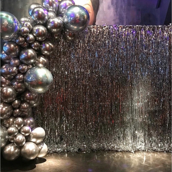 Фотозона с дождиком и шарами для праздника