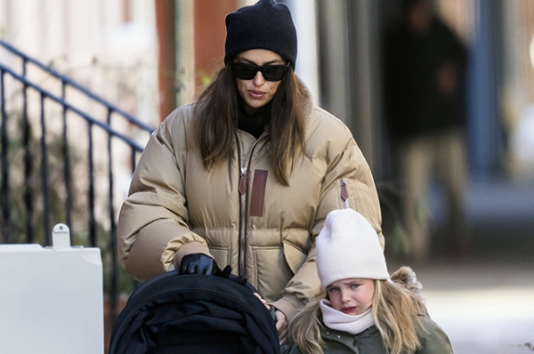 Off-duty: Ирина Шейк c дочерью Леей на прогулке в морозном Нью-Йорке