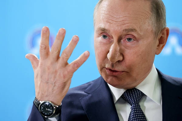 В телеграме обсуждают новые часы Владимира Путина: "Breguet он заменил на "Императорскую Петергофскую фабрику"